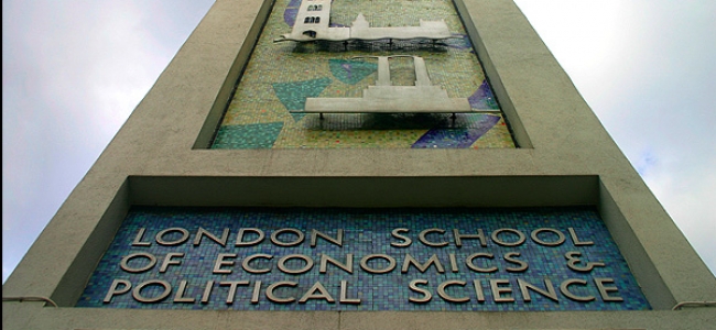 Photo: London School of Economics (LSE), St. Clemens Building, by Jan Adriaenssens, CC-BY-SA-2.5 (https://commons.wikimedia.org/wiki/File:LSE-mosa.jpg)